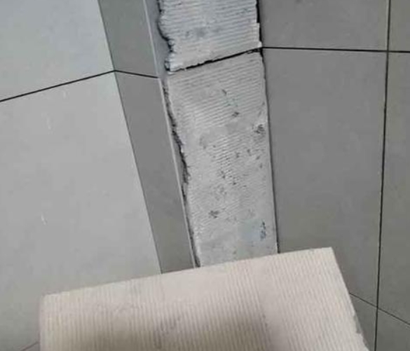 陵城瓷砖空鼓维修公司分享下厨房瓷砖脱落的补救措施。